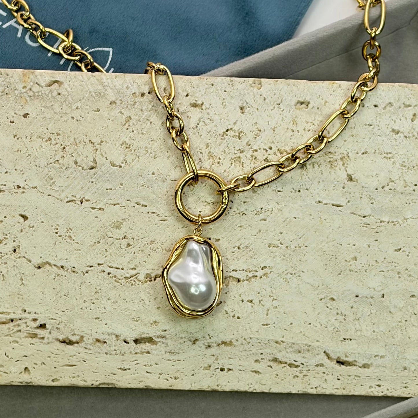 PEARL PENDANT NECKLACE