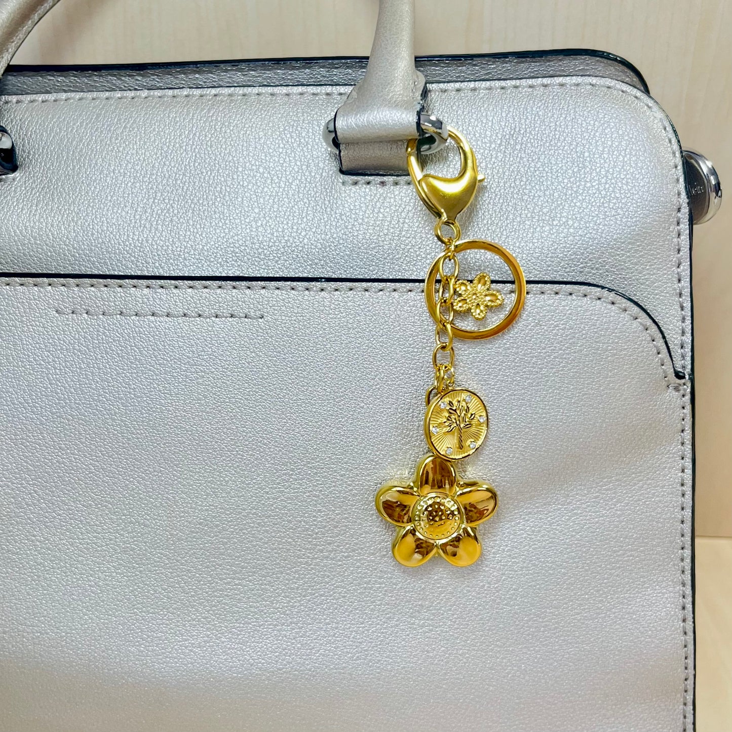 GOLD FLOWER KEYCHAIN