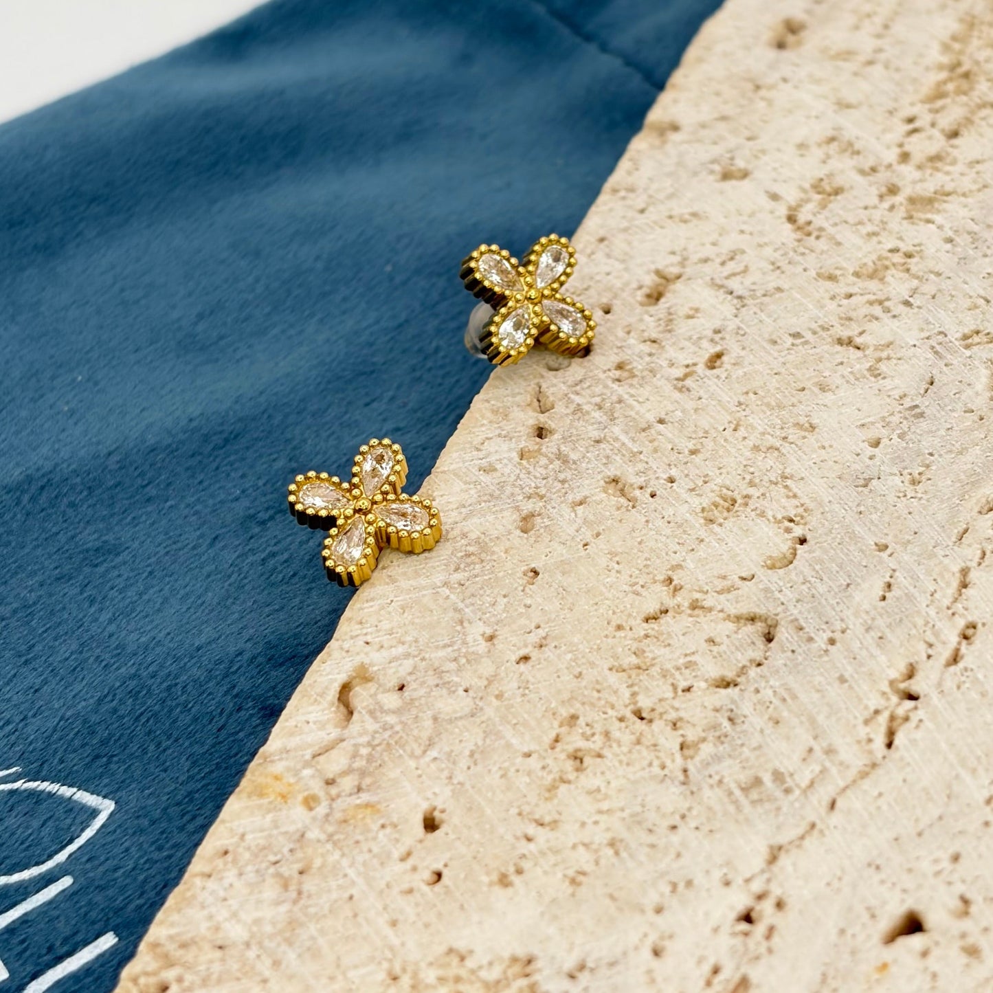 SMALL FLOWER GOLD EARRINGS