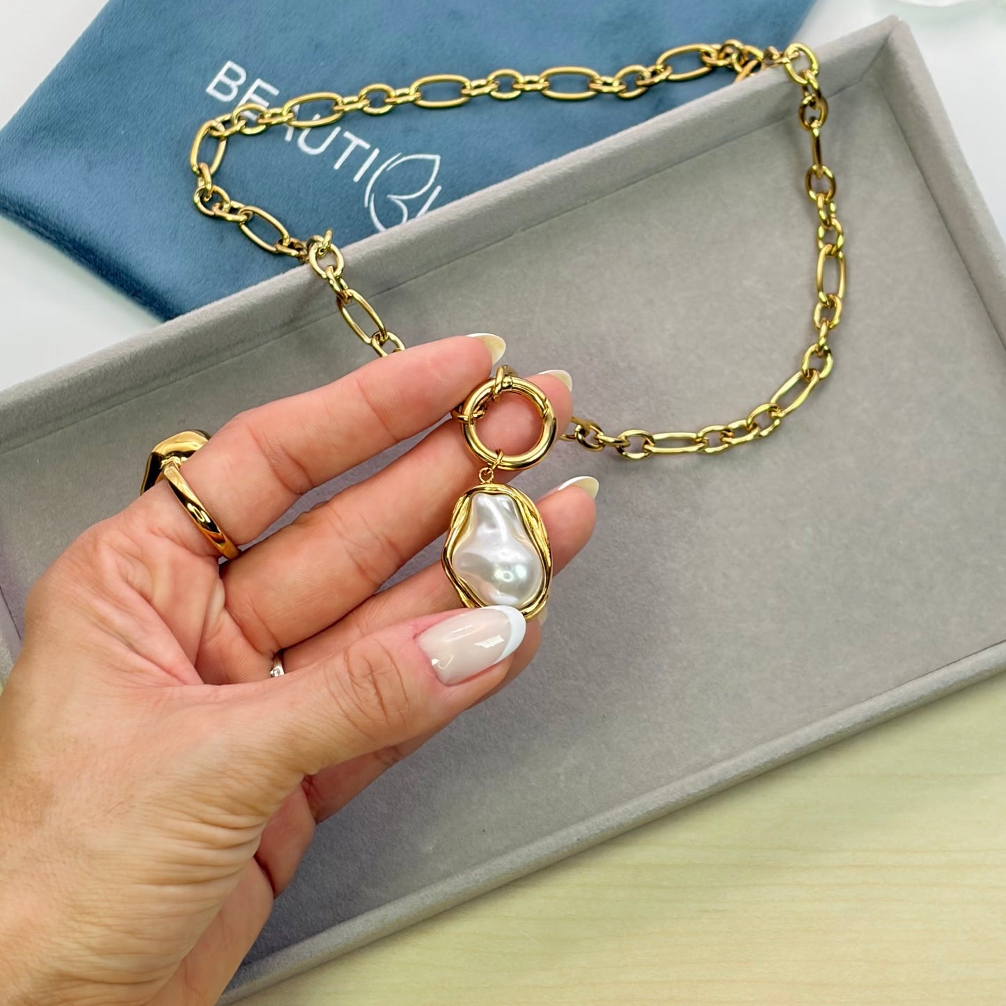 PEARL PENDANT NECKLACE