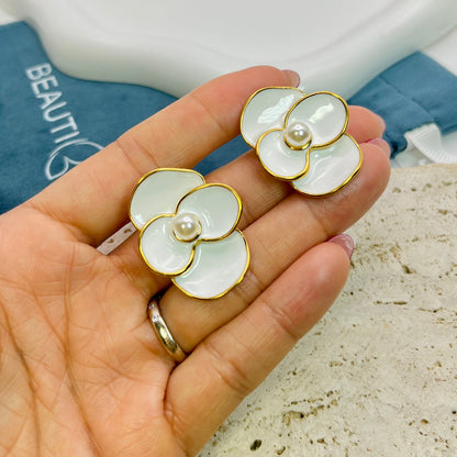 WHITE FLOWER EARRINGS