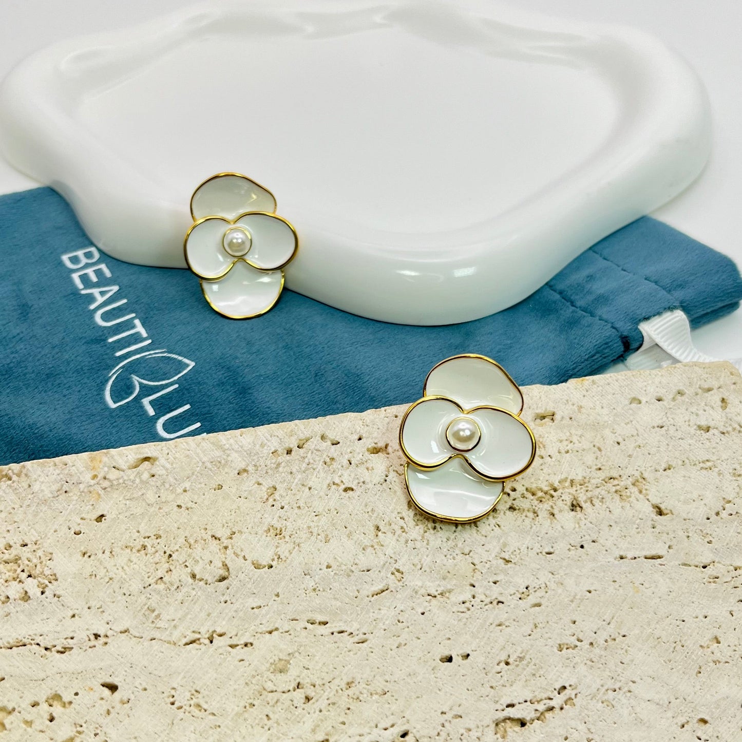WHITE FLOWER EARRINGS