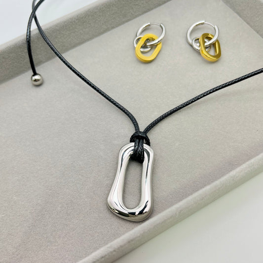 SILVER PENDANT NECKLACE