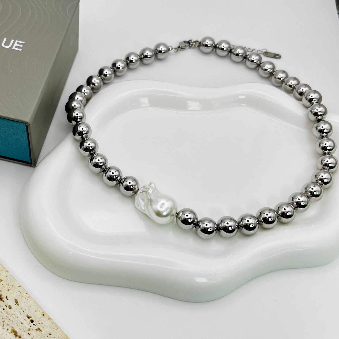 SINGLE BAROQUE CHOKER NECKLACE