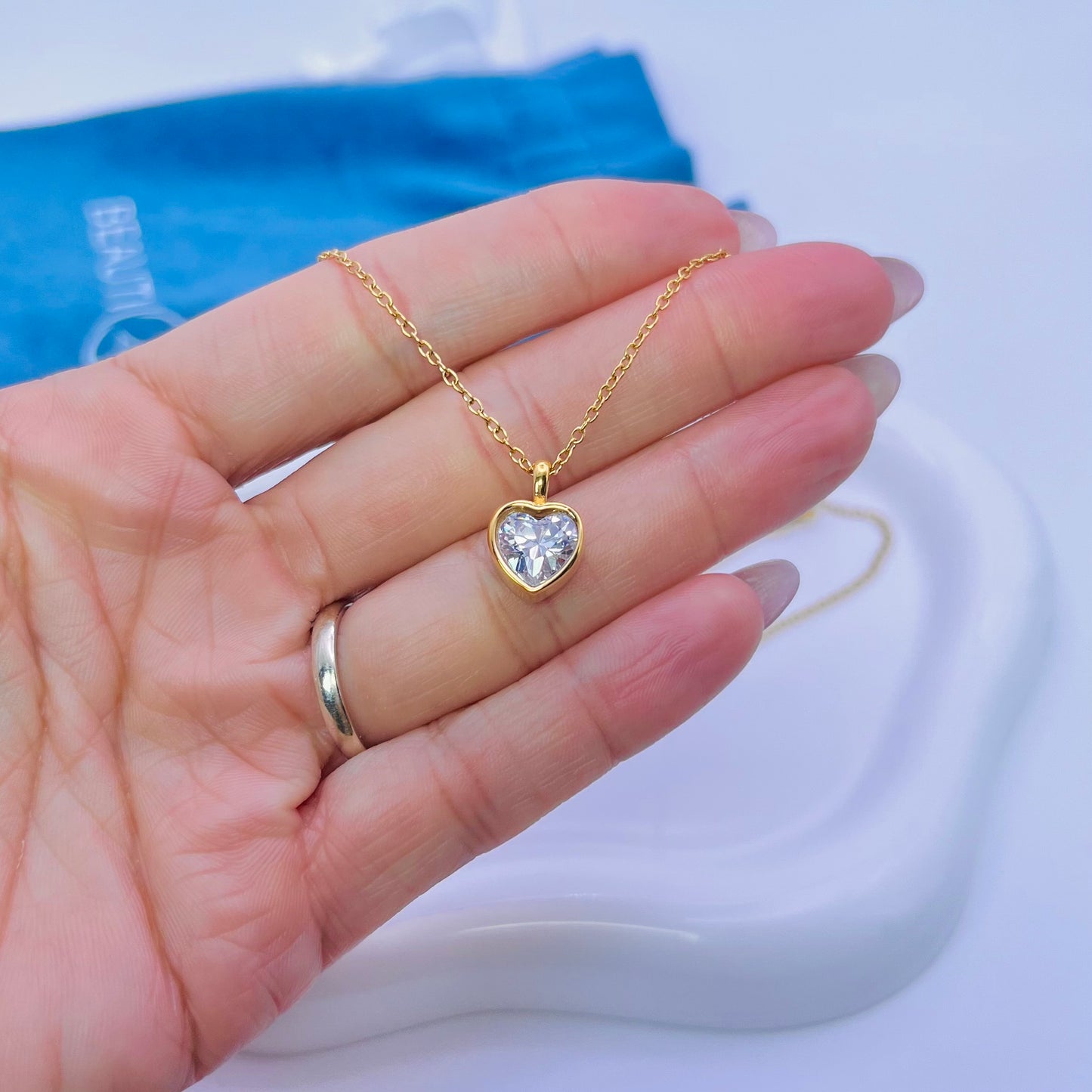 HEART SHAPED PENDANT NECKLACE