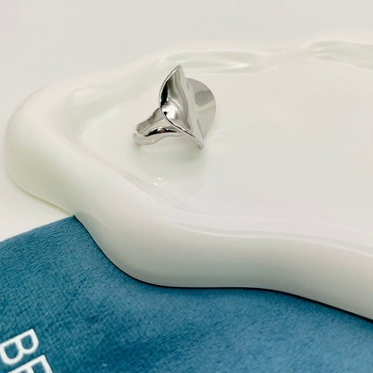 WAVY DISC SILVER RING