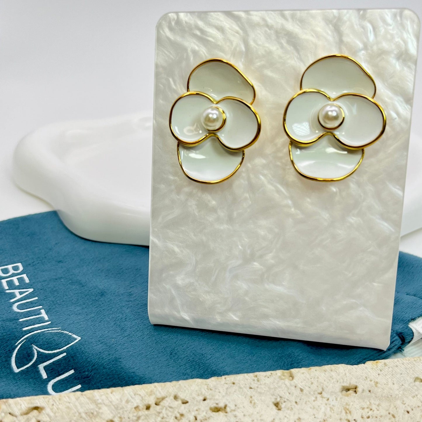 WHITE FLOWER EARRINGS