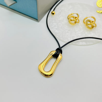GOLD PENDANT NECKLACE
