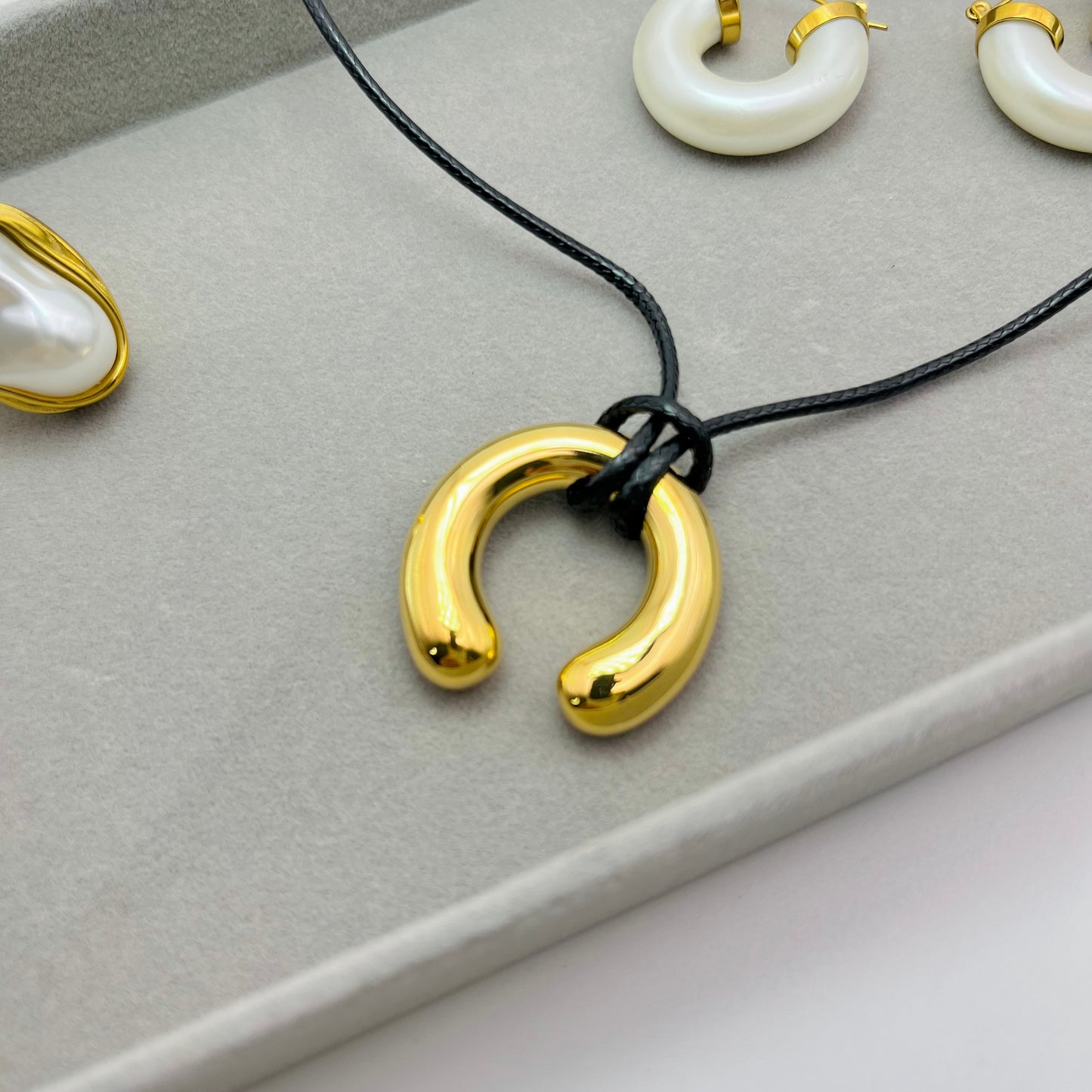 GOLD PENDANT CORD NECKLACE